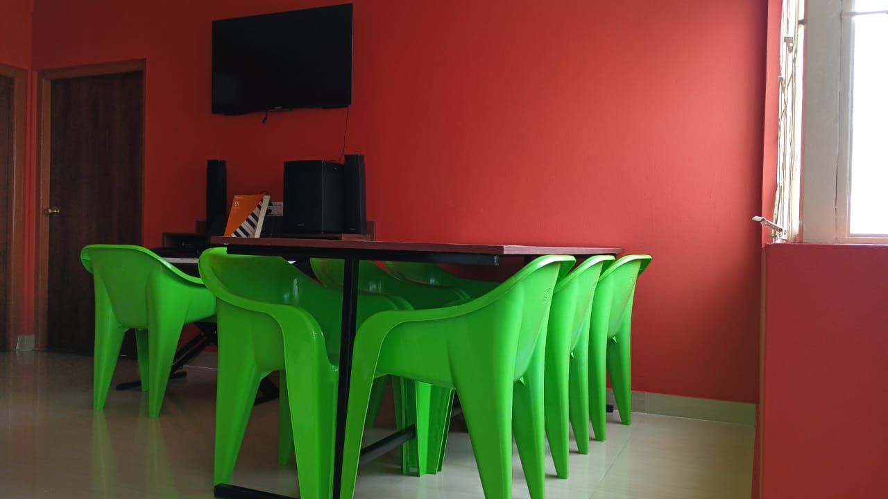 Dining Lounge & Entertainment